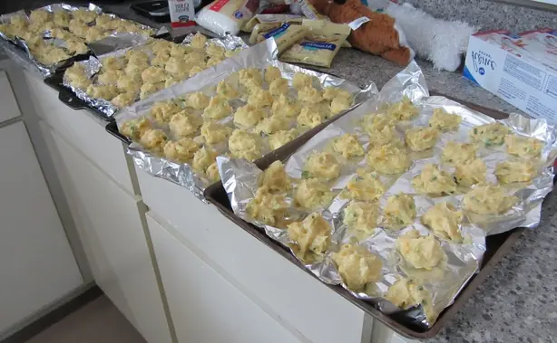 Foto von Knusprige Crab Puffs (Frittierte Krabben-Häppchen) – fertig angerichtet