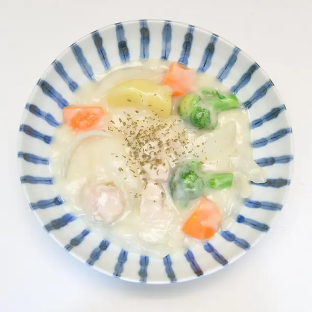 Foto von Japanischer Cream Stew (Kuriimu Shichū) – fertig angerichtet