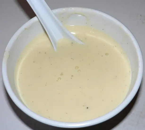 Foto von Klassische Crème Anglaise (Englische Creme) – fertig angerichtet