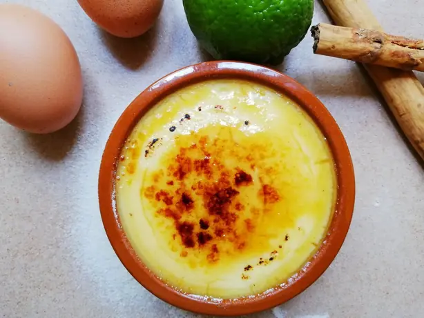 Foto von Klassische Crema Catalana (Katalanische Creme) – fertig angerichtet