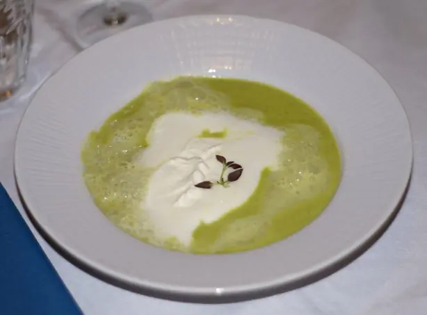 Foto von Crème Ninon (Französische Erbsensuppe mit Champagner) – fertig angerichtet
