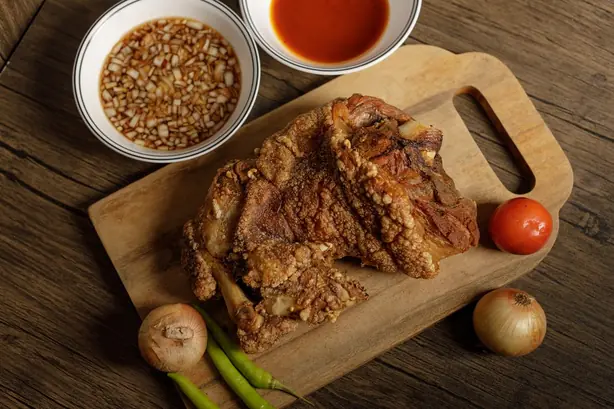 Foto von Crispy Pata (Philippinische Knusper-Schweinshaxe) – fertig angerichtet