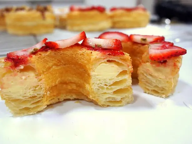Foto von Klassische amerikanische Hefedonuts – fertig angerichtet