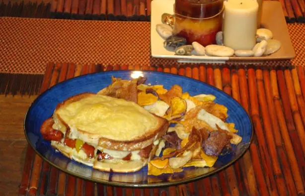 Foto von Croque Monsieur (Klassischer französischer Bistro-Toast) – fertig angerichtet