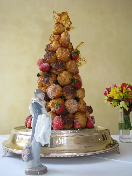 Foto von Klassischer französischer Croquembouche – fertig angerichtet