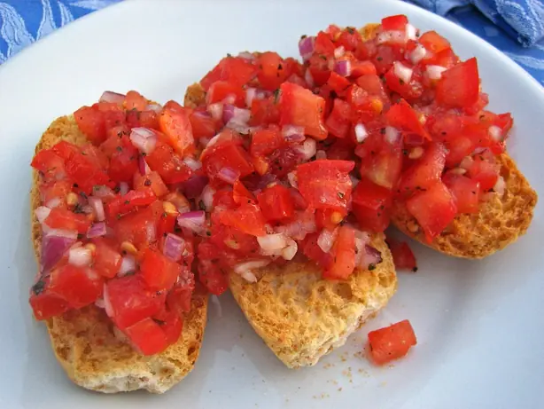 Foto von Klassische italienische Crostini – fertig angerichtet