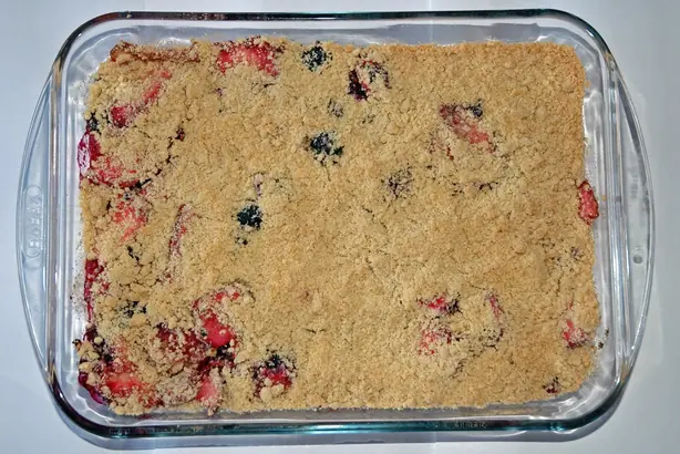 Foto von Klassischer Britischer Frucht-Crumble – fertig angerichtet