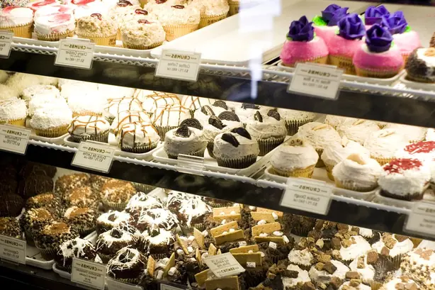 Crumbs-Bake-Shop-Cupcake-Display – Foto: Evan-Amos (PUBLIC DOMAIN)
