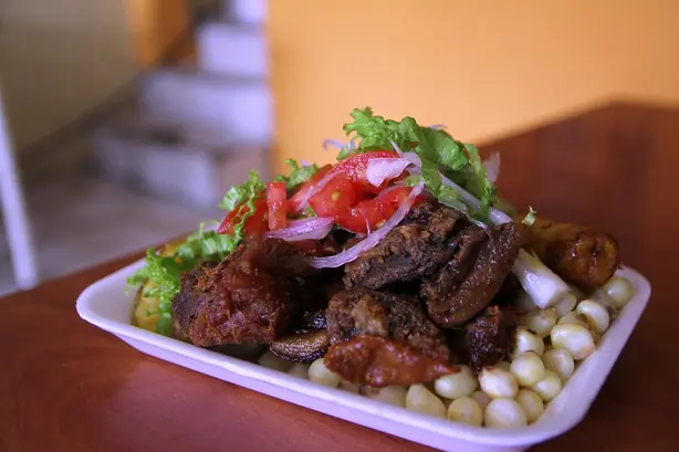 Foto von Fritada – Ecuadorianisches Schweinefleisch-Konfit – fertig angerichtet