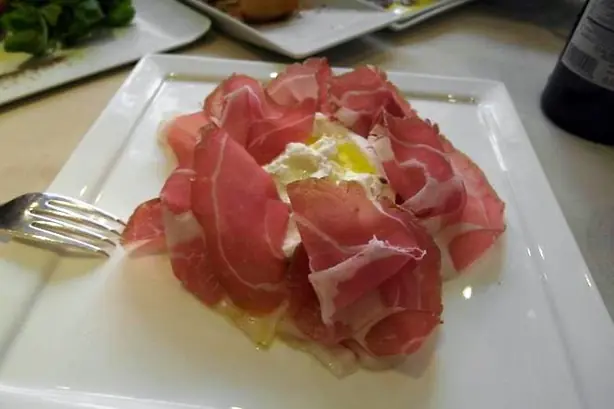 Foto von Culatello di Zibello (Traditionelle Reifung) – fertig angerichtet