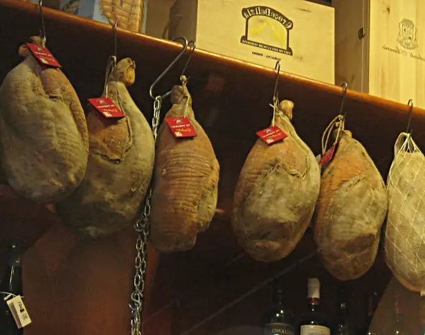 Foto von Traditionelle Culatta (Culaccia) – Das Herz des Parmaschinkens – fertig angerichtet