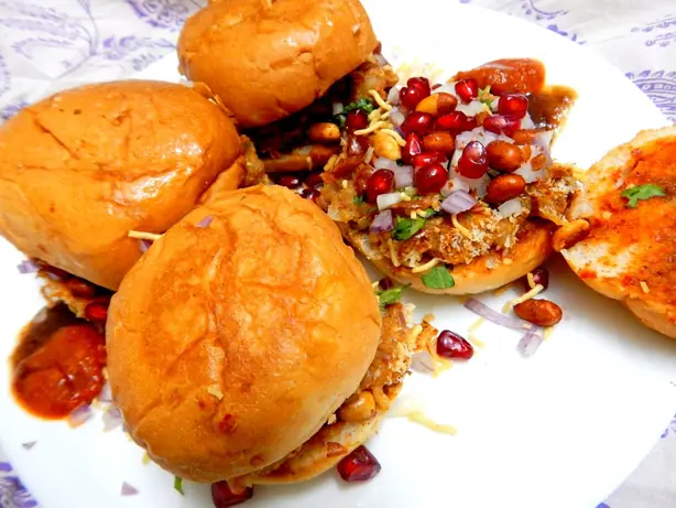Foto von Kutchi Dabeli (Indischer Kartoffel-Burger) – fertig angerichtet