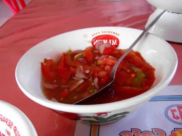 Foto von Dabu-dabu (Indonesische scharfe Salsa) – fertig angerichtet