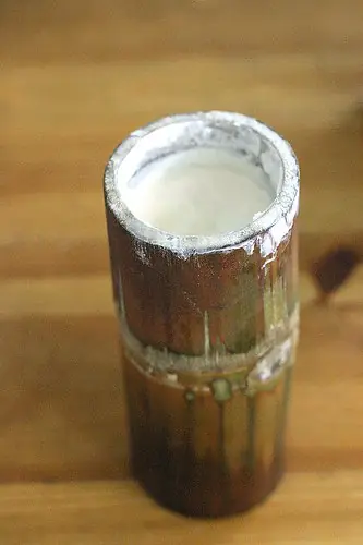 Foto von Dadiah (Traditioneller Bambus-Joghurt aus Sumatra) – fertig angerichtet