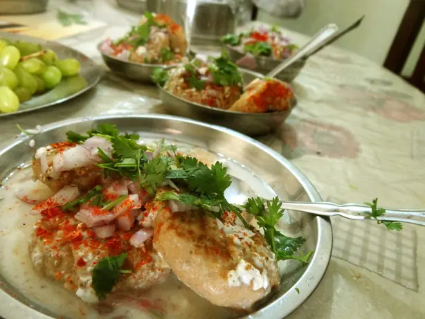 Foto von Dahi Vada (Indische Linsenbällchen in Joghurt) – fertig angerichtet