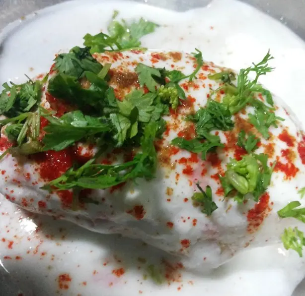 Dahi bhalla or dahi wada or dahi bada – Foto: Akshay Sanjay Agrawal (CC BY-SA 4.0)