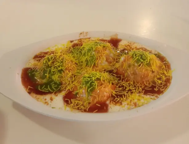 Dahi Vada, a popular South Indian dish, photographed in Avani Riverside Mall, Howrah, West Bengal, India, April 16, 2024 – Foto: Billjones94 (CC0)