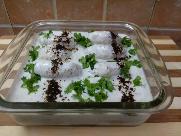 Dahi Vada on Glass plate – Foto: Ravi Talwar (CC BY 2.0)