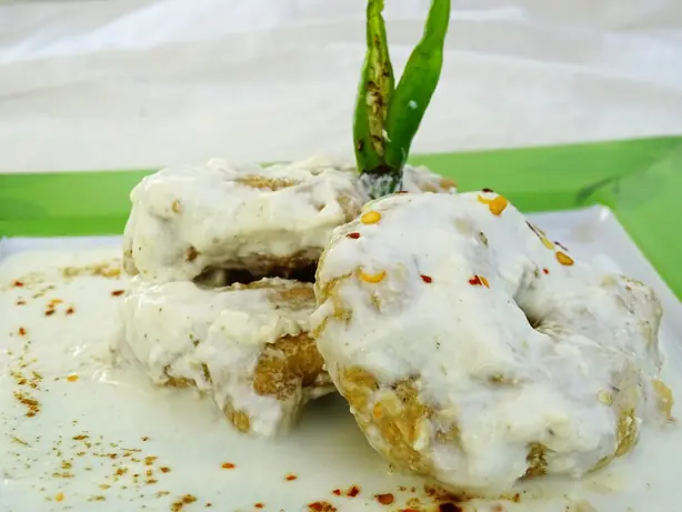 Dahi Vada or Dahi Bhalla – Foto: Aarti tripathi pandey (CC BY-SA 4.0)