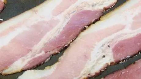 Foto von Baconique - Das traditionelle französische Schweinefleisch-Festmahl – fertig angerichtet