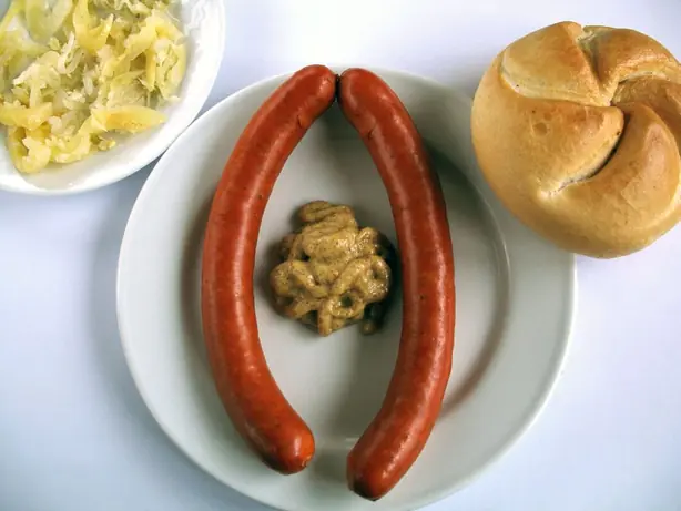 Foto von Traditionelle Debrecziner Würstchen – fertig angerichtet