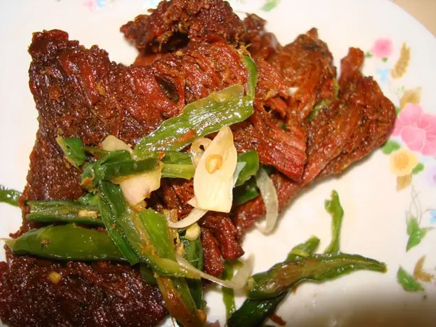 Foto von Dendeng Balado (Indonesisches knuspriges Chili-Rindfleisch) – fertig angerichtet