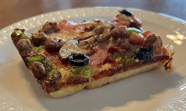 Foto von Original Detroit-Style Pizza – fertig angerichtet