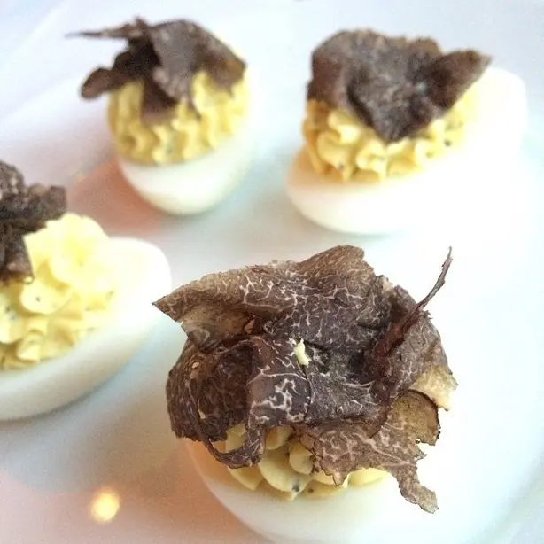 Foto von Klassische französische Canapés (Hors-d’œuvre Variation) – fertig angerichtet