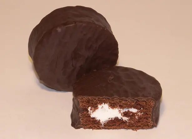 Foto von Hausgemachte Ding Dongs (Schokoladen-Snack-Küchlein) – fertig angerichtet