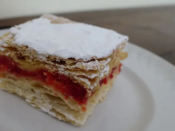 Foto von Torta Diplomatica (Italienischer Diplomatenkuchen) – fertig angerichtet