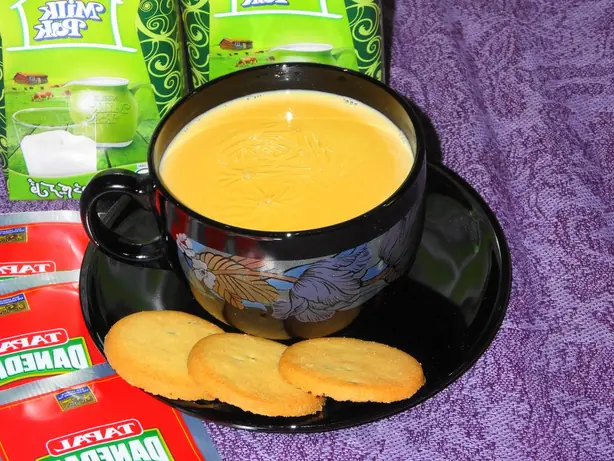 Foto von Doodh Pati Chai (Reiner Milch-Tee) – fertig angerichtet