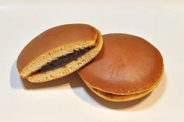 Foto von Klassische Dorayaki (Japanische Honigpfannkuchen mit Anko) – fertig angerichtet