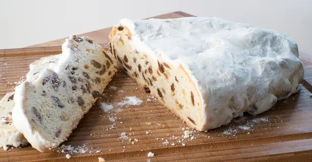 Foto von Klassischer Christstollen – fertig angerichtet