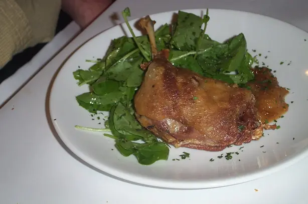 Foto von Klassisches Enten-Confit (Confit de Canard) – fertig angerichtet