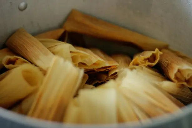 Foto von Blue Drawers (Karibische Bananen-Süßkartoffel-Päckchen) – fertig angerichtet