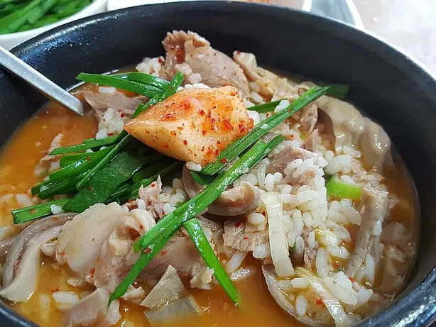 Foto von Dwaeji Gukbap (Koreanische Schweinefleisch-Reissuppe) – fertig angerichtet