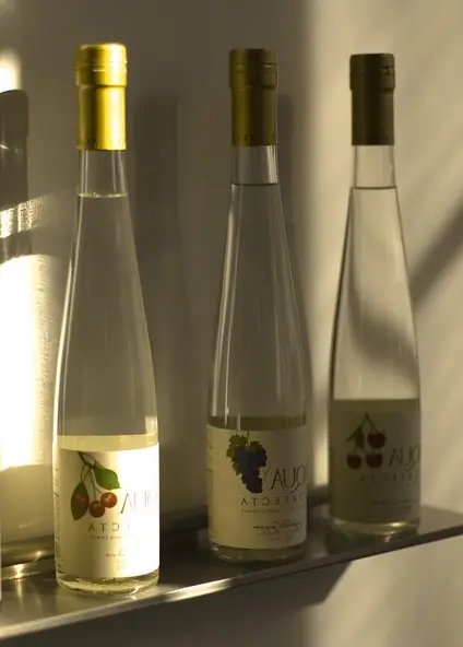 Foto von Klassisches Eau de Vie (Edelbrand aus Früchten) – fertig angerichtet