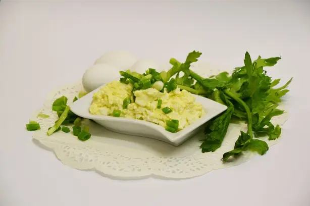 Foto von Klassischer cremiger Eiersalat – fertig angerichtet