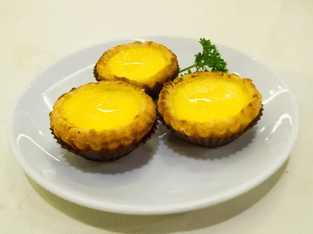 Foto von Klassische Hongkong Eier-Törtchen (Dàn tà) – fertig angerichtet