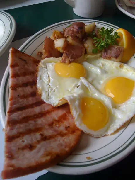 Foto von Ham and Eggs (Schinken mit Eiern) – fertig angerichtet