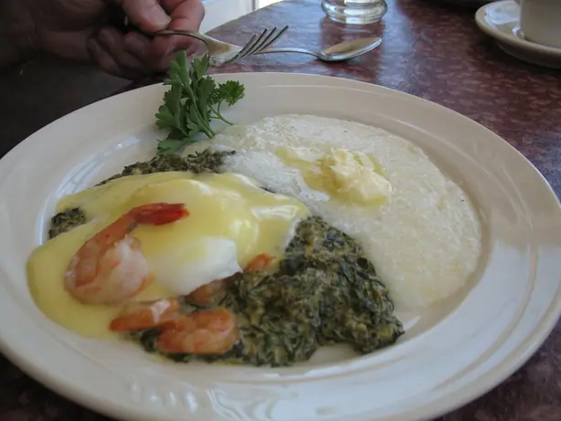 Foto von Eier Sardou (Eggs Sardou) – fertig angerichtet