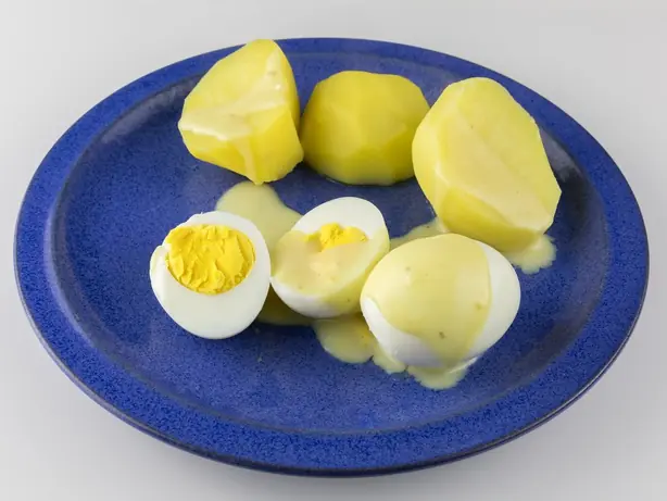 Foto von Klassische Senfeier mit cremiger Sauce – fertig angerichtet