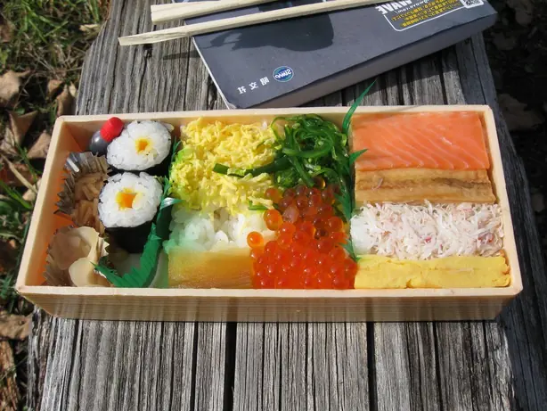 Foto von Klassisches japanisches Ekiben (Station-Bento) – fertig angerichtet