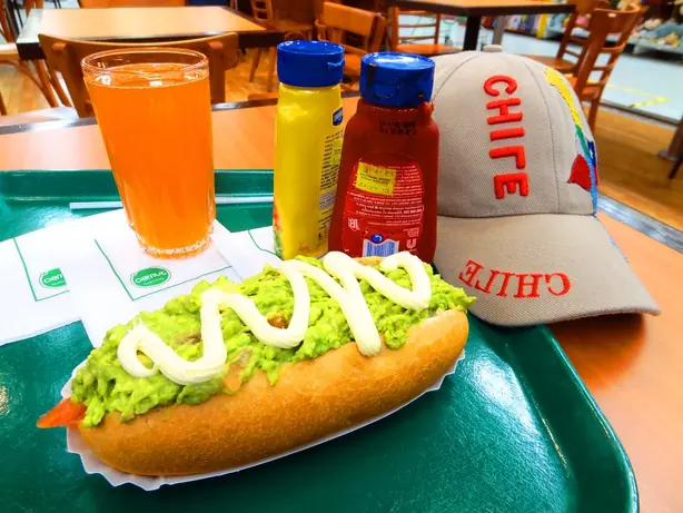 Foto von Chilenischer Completo (Klassischer Hot Dog) – fertig angerichtet