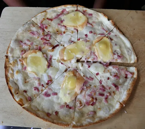 Foto von Klassischer Elsässer Flammkuchen – fertig angerichtet
