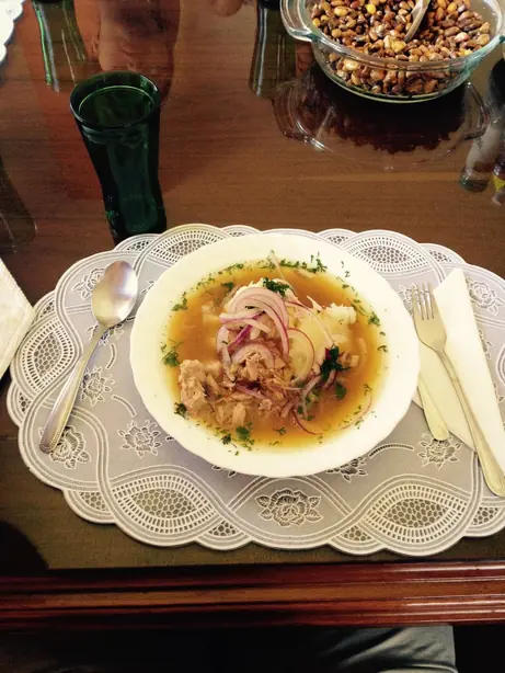 Foto von Encebollado – Ecuadors legendäre Fischsuppe – fertig angerichtet