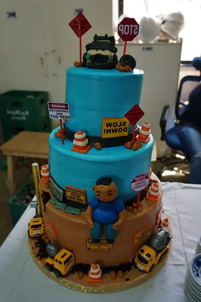 Foto von Klassische Geburtstagstorte mit Buttercreme – fertig angerichtet