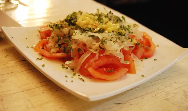 Foto von Chilenischer Tomatensalat (Ensalada Chilena) – fertig angerichtet