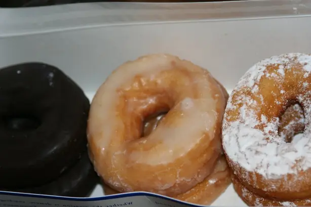 Foto von Klassische luftige Donuts (Hefe-Donuts) – fertig angerichtet