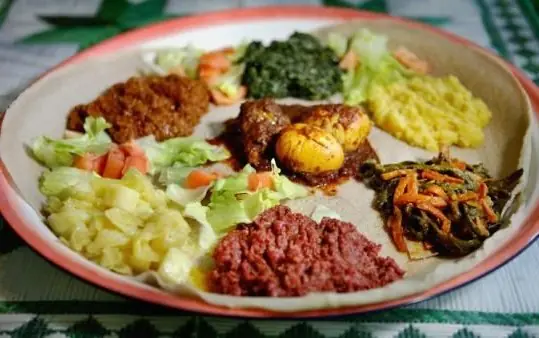 Foto von Zigni (Eritreischer Rindfleisch-Eintopf) – fertig angerichtet